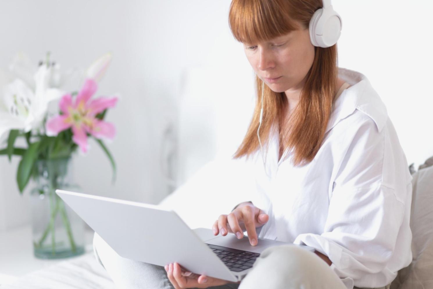 Espace de travail avec documents financiers et outils d'analyse