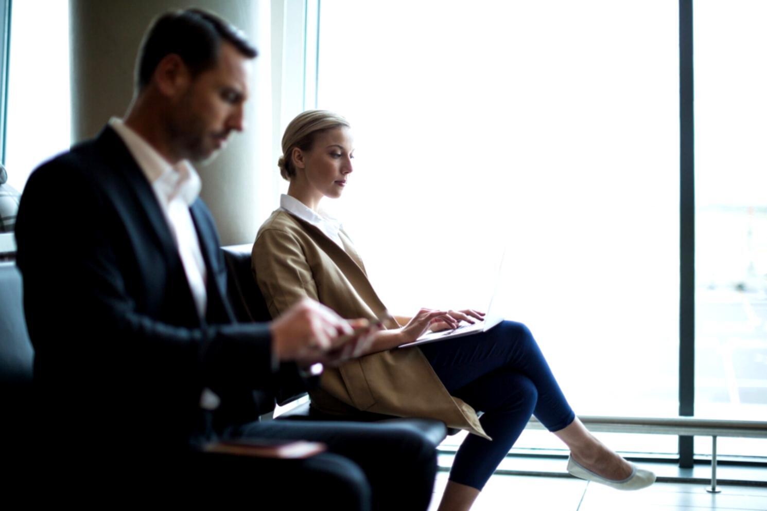 Exemple de tableau de bord d'analyse comparative montrant des ratios financiers et des graphiques sectoriels