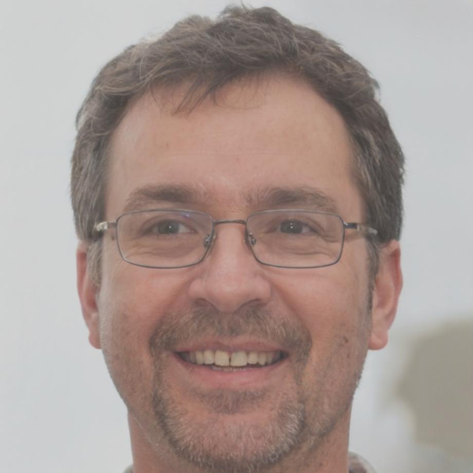 Théo Blanchard travaillant sur des analyses comparatives dans les bureaux de aurivonexilo à Strasbourg